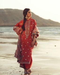 Sajal Ali feet photo thumbnail