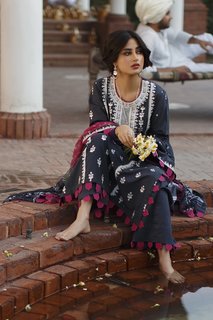 Sajal Ali feet photo thumbnail