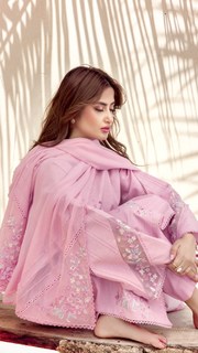 Sajal Ali feet photo thumbnail