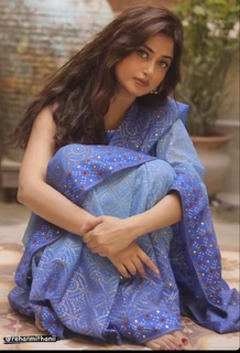 Sajal Ali feet photo thumbnail
