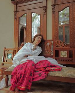 Sajal Ali feet photo thumbnail