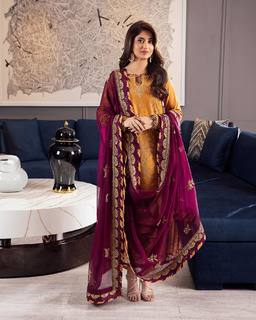 Sajal Ali feet photo thumbnail