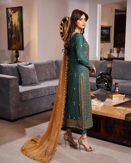 Sajal Ali feet photo thumbnail