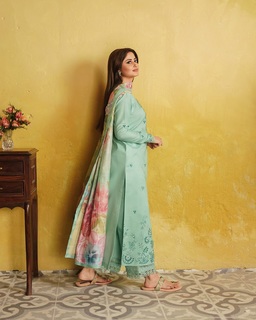 Sajal Ali feet photo thumbnail