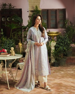 Sajal Ali feet photo thumbnail