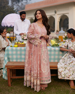 Sajal Ali feet photo thumbnail