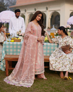 Sajal Ali feet photo thumbnail