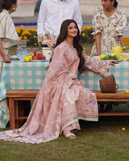 Sajal Ali feet photo thumbnail