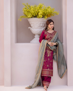 Sajal Ali feet photo thumbnail