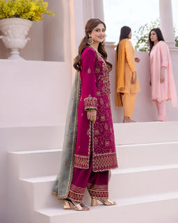 Sajal Ali feet photo thumbnail