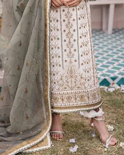 Sajal Ali feet photo thumbnail