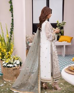 Sajal Ali feet photo thumbnail