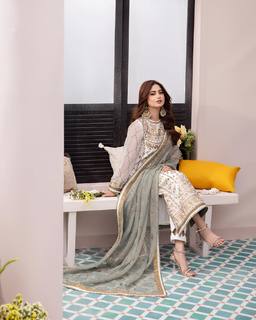 Sajal Ali feet photo thumbnail