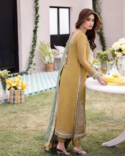 Sajal Ali feet photo thumbnail
