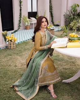 Sajal Ali feet photo thumbnail