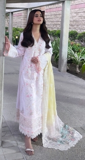 Sajal Ali feet photo thumbnail