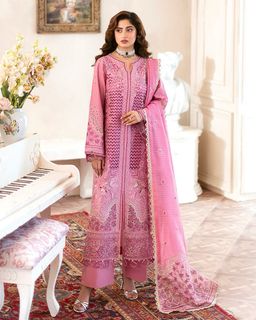 Sajal Ali feet photo thumbnail