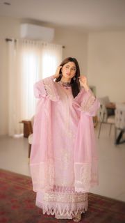 Sajal Ali feet photo thumbnail