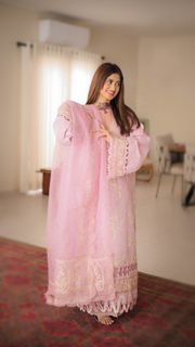 Sajal Ali feet photo thumbnail