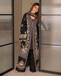 Sajal Ali feet photo thumbnail