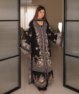 Sajal Ali feet photo thumbnail