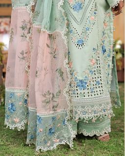 Sajal Ali feet photo 15