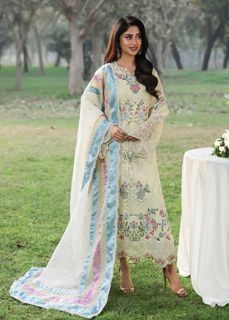 Sajal Ali feet photo 17