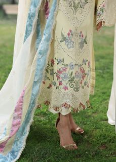 Sajal Ali feet photo 15