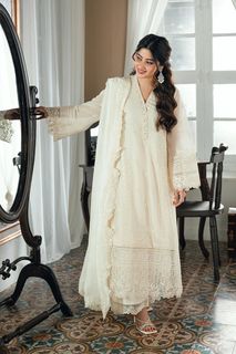 Sajal Ali feet photo 10
