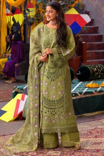 Sajal Ali feet photo 6