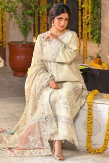 Sajal Ali feet photo 12