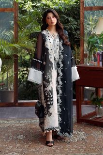 Sajal Ali feet photo 10