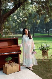 Sajal Ali feet photo 3