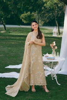 Sajal Ali feet photo 10