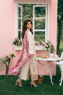 Sajal Ali feet photo 19