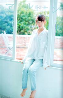 Sakura Miyawaki feet photo thumbnail
