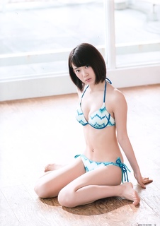 Sakura Miyawaki feet photo thumbnail