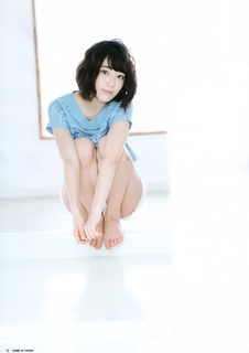 Sakura Miyawaki feet photo thumbnail