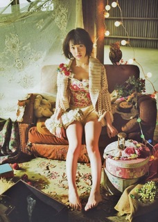 Sakura Miyawaki feet photo thumbnail