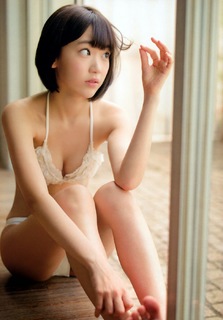 Sakura Miyawaki feet photo thumbnail