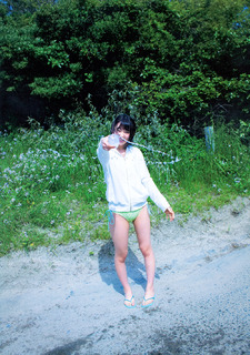 Sakura Miyawaki feet photo thumbnail