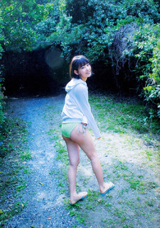 Sakura Miyawaki feet photo thumbnail