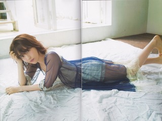 Sakura Miyawaki feet photo thumbnail