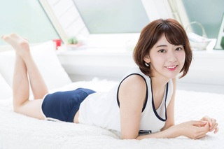 Sakura Miyawaki feet photo thumbnail