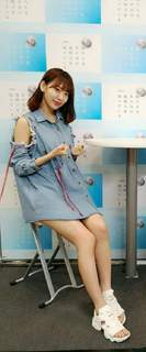 Sakura Miyawaki feet photo thumbnail