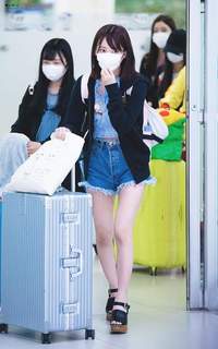 Sakura Miyawaki feet photo thumbnail