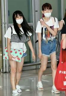 Sakura Miyawaki feet photo thumbnail