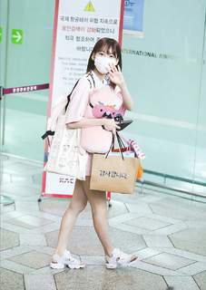 Sakura Miyawaki feet photo thumbnail