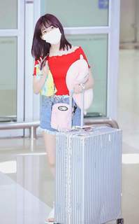 Sakura Miyawaki feet photo thumbnail