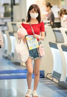 Sakura Miyawaki feet photo thumbnail